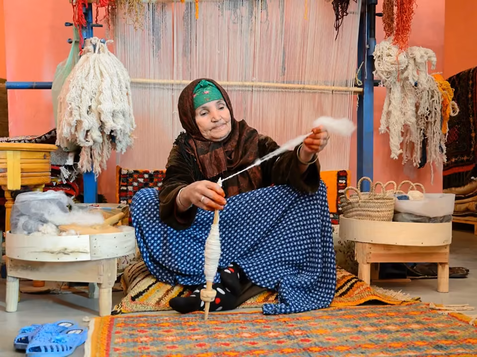 Imazighen woman weaving